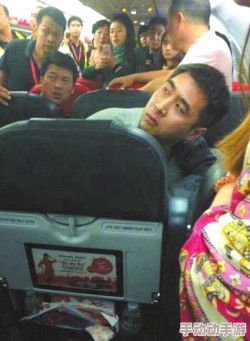 空姐喘息：网友热议“她们的工作压力有多大，难怪会喘息”引发广泛关注与讨论，令人深思