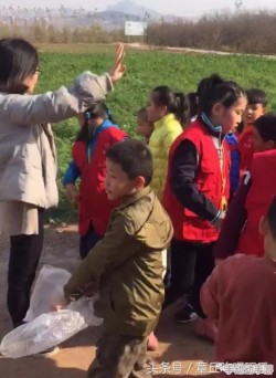 一小孩和妈妈接萝卜黄，温馨亲子时光展现生活的美好与乐趣