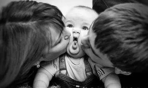 小孩半夜喂女孩吃困吧:令人心疼的家庭故事,引发深思 小孩半夜喂女孩吃困吧:令人心疼的家庭故事,引发深思