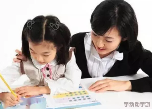 小孩半夜喂女孩吃困吧:令人心疼的家庭故事,引发深思 小孩半夜喂女孩吃困吧:令人心疼的家庭故事,引发深思