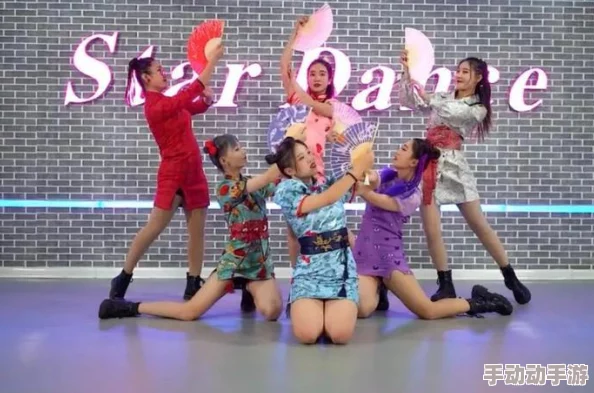 沈阳老阿姨巅峰的时候:当街舞与传统文化碰撞,展现独特魅力与活力 沈阳老阿姨巅峰的时候:当街舞与传统文化碰撞,展现独特魅力与活力