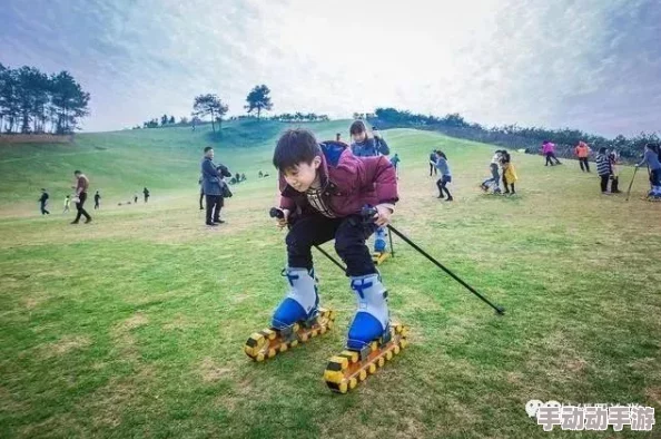 53岁大妈山坡娱乐活动玩嗨了!滑草冲浪惊呆路人,年龄不是界限