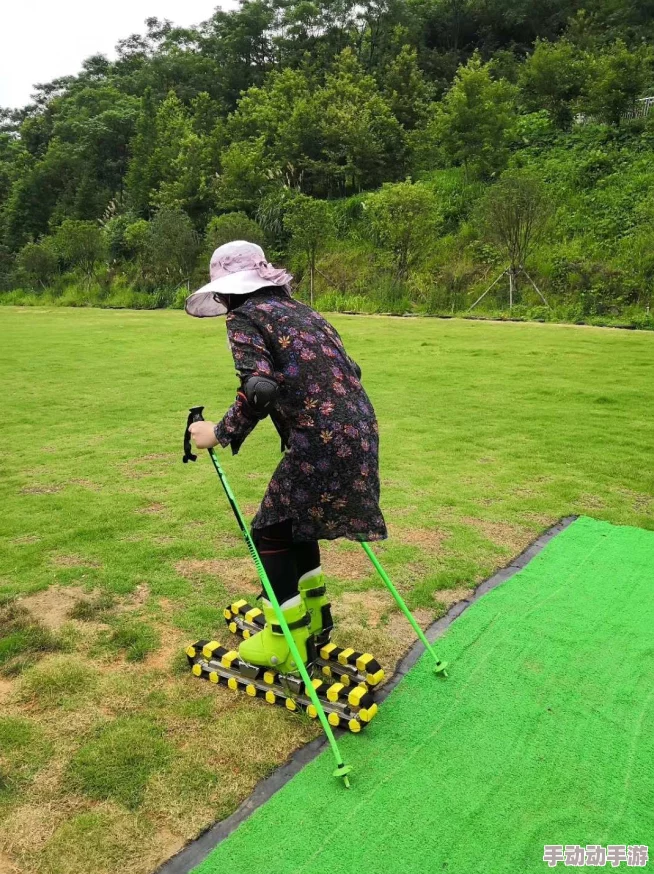 53岁大妈山坡娱乐活动玩嗨了!滑草冲浪惊呆路人,年龄不是界限