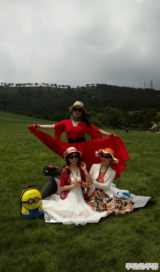 53岁大妈山坡娱乐活动玩嗨了!滑草冲浪惊呆路人,年龄不是界限