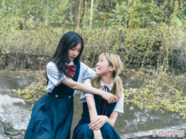 jk开襟做双人运动，轻松愉快的互动体验让你们更加亲密无间