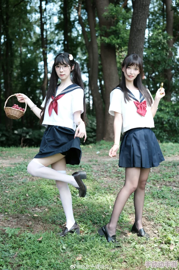 jk开襟做双人运动，轻松愉快的互动体验让你们更加亲密无间