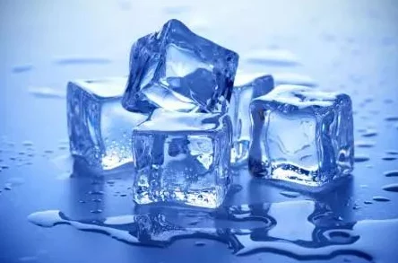 学渣在学霸肚子放了冰块，这波操作太秀了，学霸瞬间变成了人体冰箱