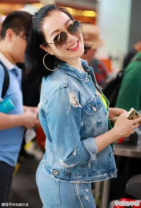 胡秀英撅起丰满肥大的屁股，引发网友热议：这身材真是让人惊叹，魅力无法抵挡！