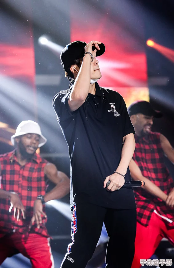 巨大rapper:网友热议其音乐风格与舞台表现,惊叹于其歌词深度与个人魅力,纷纷表示期待新作。 巨大rapper:网友热议其音乐风格与舞台表现,惊叹于其歌词深度与个人魅力,纷纷表示期待新作。