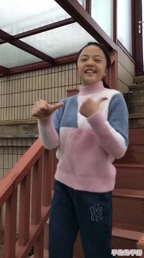 英语老师扒开胸罩喂我奶，真是令人震惊的情节，全班同学都惊呆了！