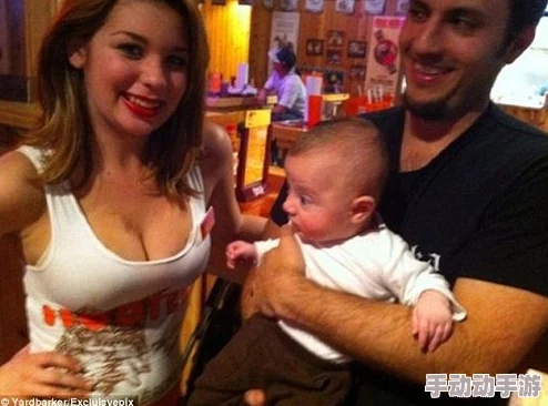 老师撩起胸让我的蹭来蹭去，这样的场景真是让人目不转睛，充满了意想不到的火花！