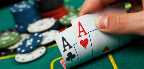 两人夜晚打扑克剧烈运动，挑战极限的娱乐方式与心跳加速的刺激体验