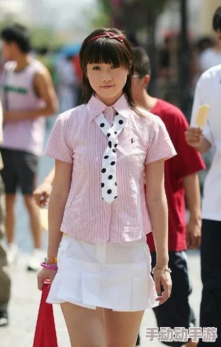 张筱雨两腿之间玉门大开，引发网友热议和关注