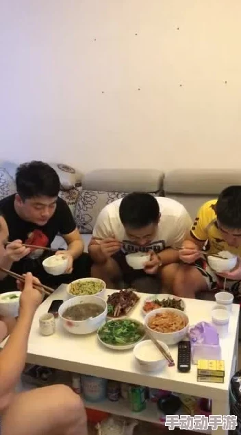 网友热议：“51吃瓜北京朝阳群众热心吃瓜，见证热闹瞬间真不错！”