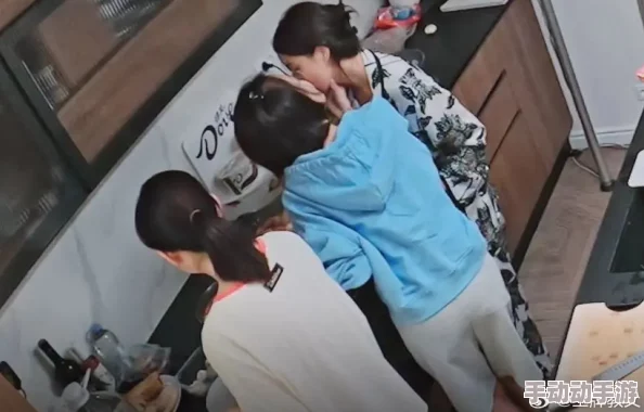 上面一边亲下边一摸，网友热评：绝对值得体验的甜蜜互动