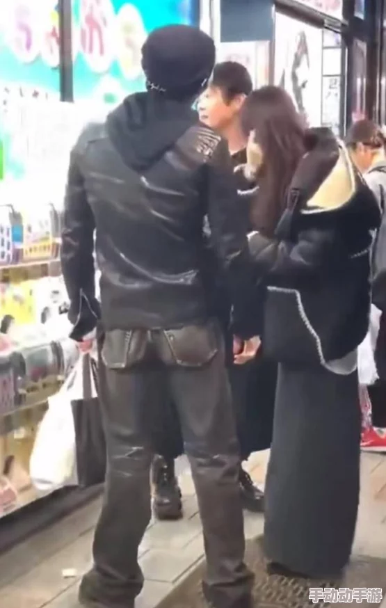 上面一边亲下边一摸，网友热评：绝对值得体验的甜蜜互动