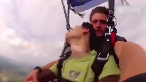 被黑人猛烈做到抽搐，网友称这是极致的享受与挑战，体验值得一试！