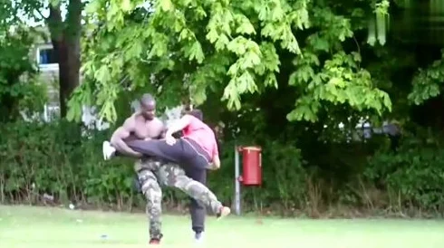 被黑人猛烈做到抽搐，网友称这是极致的享受与挑战，体验值得一试！