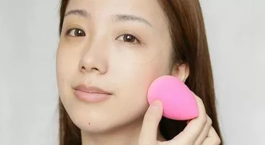 芙宁娜裸妆：如何打造自然清透的素颜妆容？