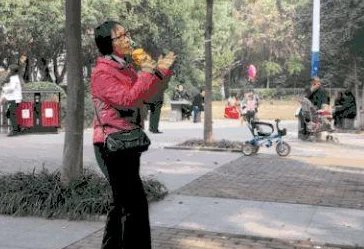 老阿姨小鲜肉最经典十首歌曲:这些歌曲让人怀念,旋律悠扬,心情瞬间被唤醒,真是经典之作! 老阿姨小鲜肉最经典十首歌曲:这些歌曲让人怀念,旋律悠扬,心情瞬间被唤醒,真是经典之作!