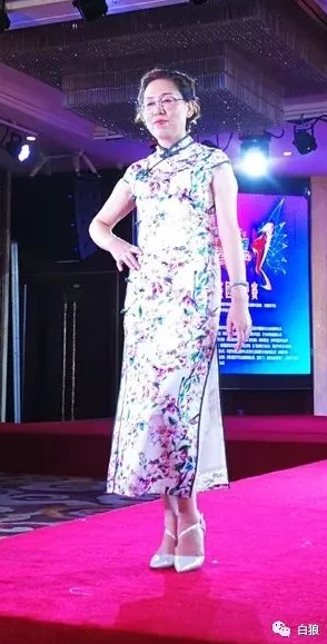 真丝修身开叉旗袍恩施NBA：融合传统与现代的时尚魅力，展现独特个性与优雅气质