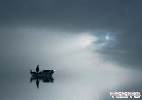 老人船上弄雨荷第13集介绍:细腻情感与人生哲理交织,展现老年人的智慧与坚韧 老人船上弄雨荷第13集介绍:细腻情感与人生哲理交织,展现老年人的智慧与坚韧