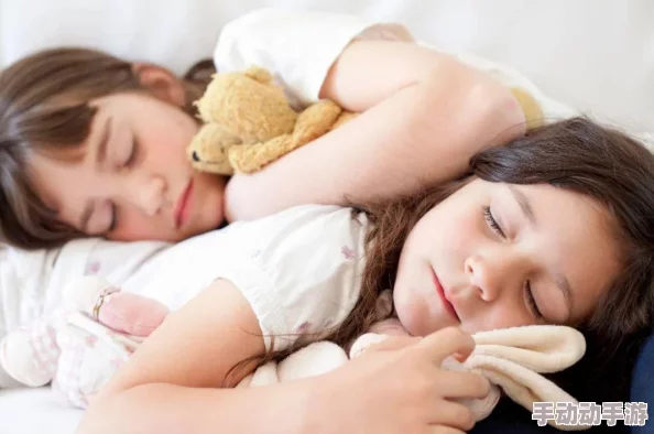一小孩半夜喂女孩吃困吧kuiba，温馨画面令人感动，展现了纯真的友谊与关怀
