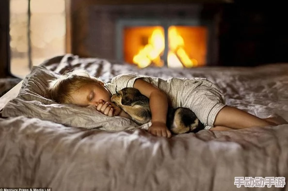 一小孩半夜喂女孩吃困吧kuiba，温馨画面令人感动，展现了纯真的友谊与关怀