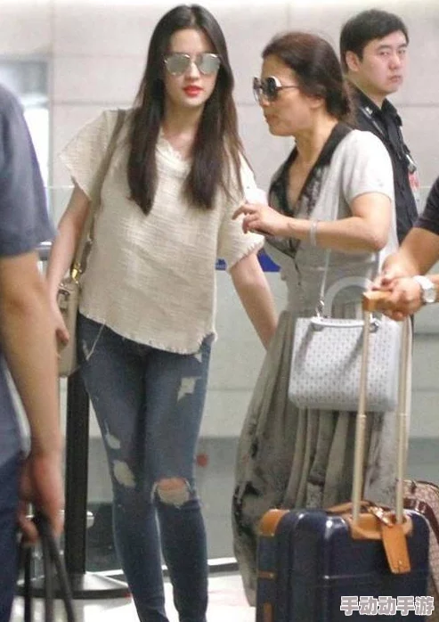 瑶-脱了-内-裤打开-腿让人摸,展现出女性在亲密关系中的脆弱与渴望的复杂心理 瑶-脱了-内-裤打开-腿让人摸,展现出女性在亲密关系中的脆弱与渴望的复杂心理