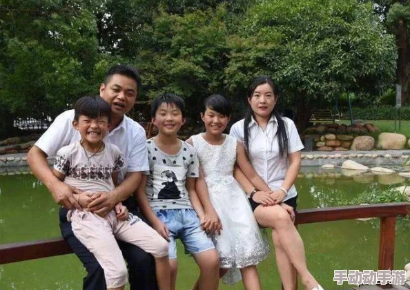 父亲有力挺送女儿的花园:家庭关系中的支持与陪伴对孩子成长至关重要 父亲有力挺送女儿的花园:家庭关系中的支持与陪伴对孩子成长至关重要