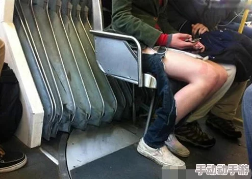 老太婆脱了裤子让我玩，这背后隐藏着怎样的社会现象与人际关系的复杂性？