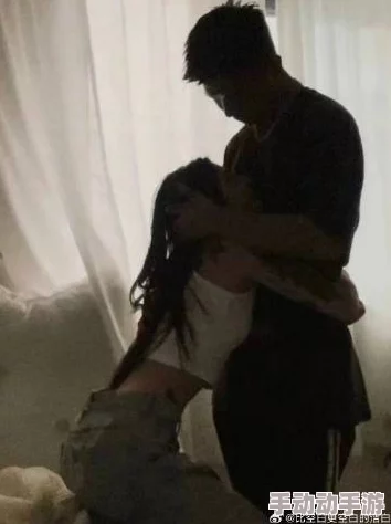 男生把坤坤放到女生的腚眼里,这个行为引发了对性别界限和个人空间的深刻思考,令人不禁反思当代年轻人的价值观 男生把坤坤放到女生的腚眼里,这个行为引发了对性别界限和个人空间的深刻思考,令人不禁反思当代年轻人的价值观