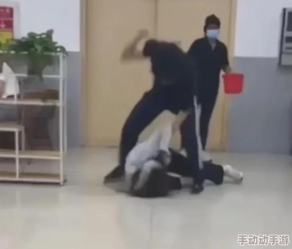 被八个男人扒开腿灌了牛奶，女孩的心理阴影有多深？