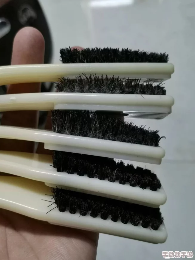 探讨在＂把手脚绑上拿刷子刷花核＂场景下的心理和艺术表现因素