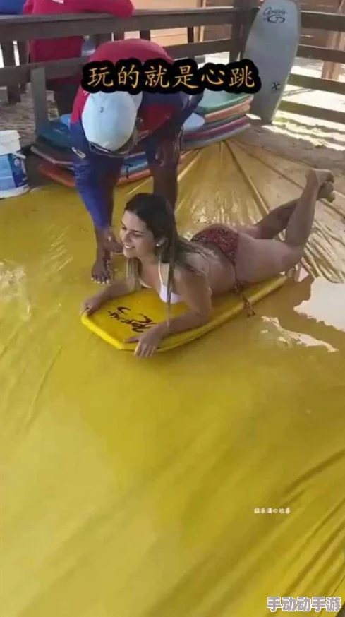 美女扒开 让客人玩，网友评论：这样的场景真是太吸引眼球了，让人忍不住想要一探究竟！