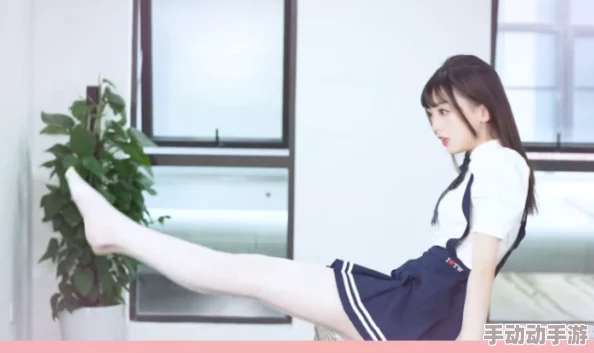 白丝美女被娇喘流出白色，网友评论：这画面太美了，让人忍不住想多看几眼！