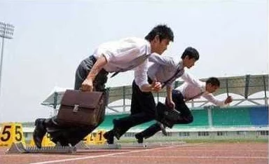 男生女生一起相嗟嗟嗟轮滑，网友评论：这活动真有趣，期待看到大家的精彩表现！希望能多组织这样的联谊活动！