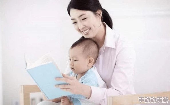 一小孩和妈妈接萝卜黄,温馨亲子时光展现生活的美好与乐趣 一小孩和妈妈接萝卜黄,温馨亲子时光展现生活的美好与乐趣