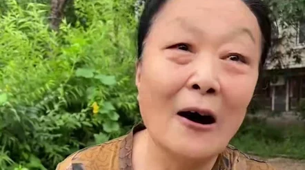 老大婆BBBBBB视频，网友热议：这视频真是太搞笑了，简直让人忍不住想分享给朋友们！