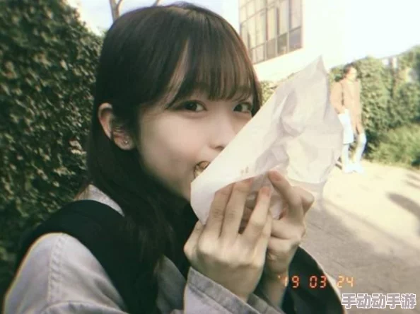 日本亲与子乱厨房，网友评论：这场景真是太有趣了，家庭互动的温馨瞬间让人忍俊不禁！