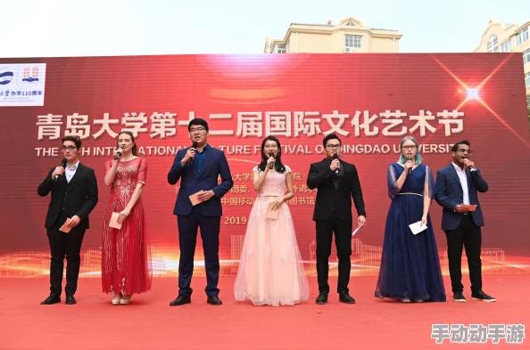 494949大但人文艺术正道粉色，展现了当代艺术与文化的交融，传递出一种独特的审美情感和社会思考