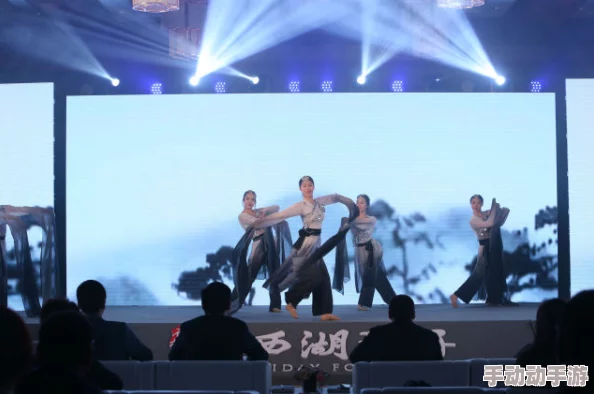 494949大但人文艺术正道粉色，展现了当代艺术与文化的交融，传递出一种独特的审美情感和社会思考