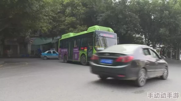 公交车被多人伦 0 6H：揭示了公共交通中潜在的安全隐患与社会道德问题，引发人们对城市公共环境的深思