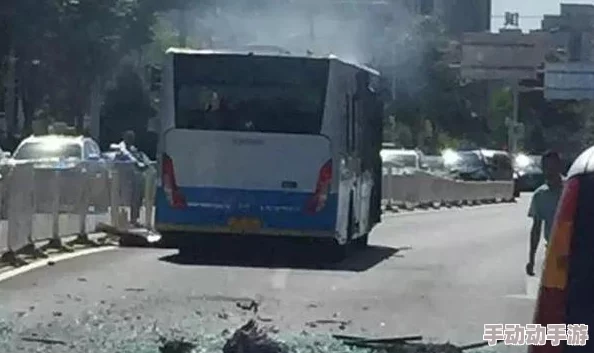 公交车被多人伦 0 6H：揭示了公共交通中潜在的安全隐患与社会道德问题，引发人们对城市公共环境的深思