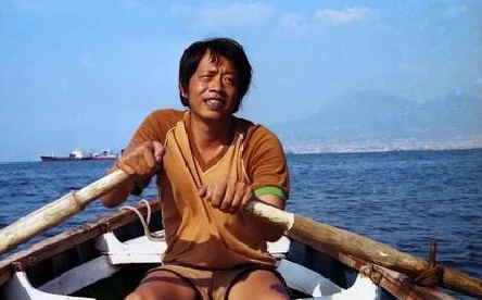 班长让我吃他，我脱她衣服，这句话表面上看似荒诞，实际上反映了青春期的迷茫与冲动