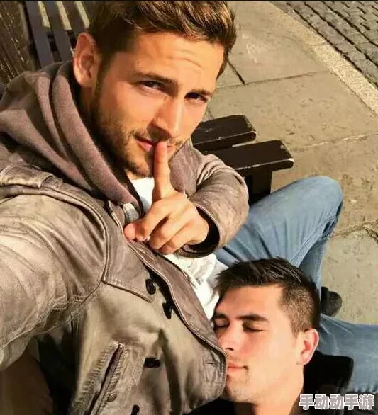 欧美军警猛男男同GAY，网友评论：这样的题材真是让人眼前一亮，期待更多精彩内容！