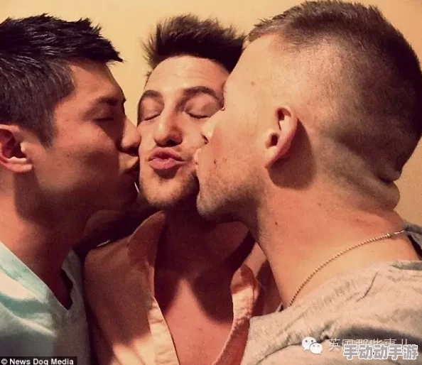 欧美军警猛男男同GAY，网友评论：这样的题材真是让人眼前一亮，期待更多精彩内容！