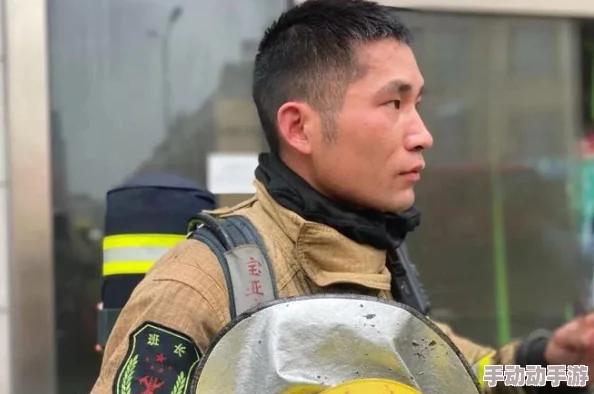 消防糙汉vs宋轻轻:在火灾现场的勇敢与温柔交织,展现了英雄与平凡之间的深刻情感碰撞与人性光辉 消防糙汉vs宋轻轻:在火灾现场的勇敢与温柔交织,展现了英雄与平凡之间的深刻情感碰撞与人性光辉