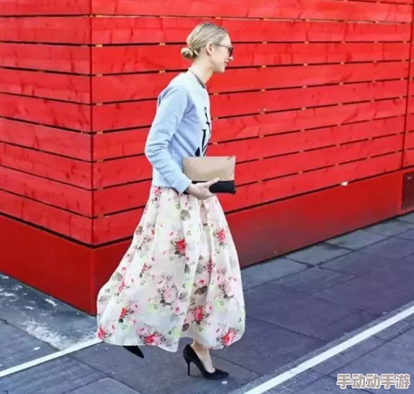 女人退了裙子重打三十大板,象征着对传统束缚的反抗与自我解放,展现出女性勇敢追求自由的决心 女人退了裙子重打三十大板,象征着对传统束缚的反抗与自我解放,展现出女性勇敢追求自由的决心