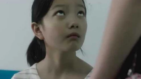 女班长洗澡让我随便摸她的胸，这种情境引发了我对青春期性意识和人际关系界限的深刻思考与反省